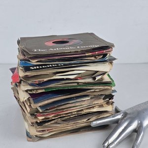 Lote siguiente: Gran Cantidad de Discos Vinilos Simples de Música Variada