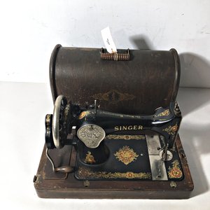Lote siguiente: Máquina de Coser Antigua Singer con Estuche de Madera