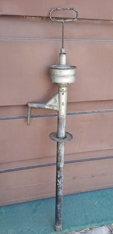 Antigua bomba manual en hojalata para la extracción de queroseno - imagen 1