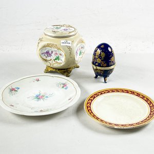 Lote siguiente: Cuatro piezas, cofre de huevos en porcelana, platos para postre  Limoge e inglés, alhajero en porcelana