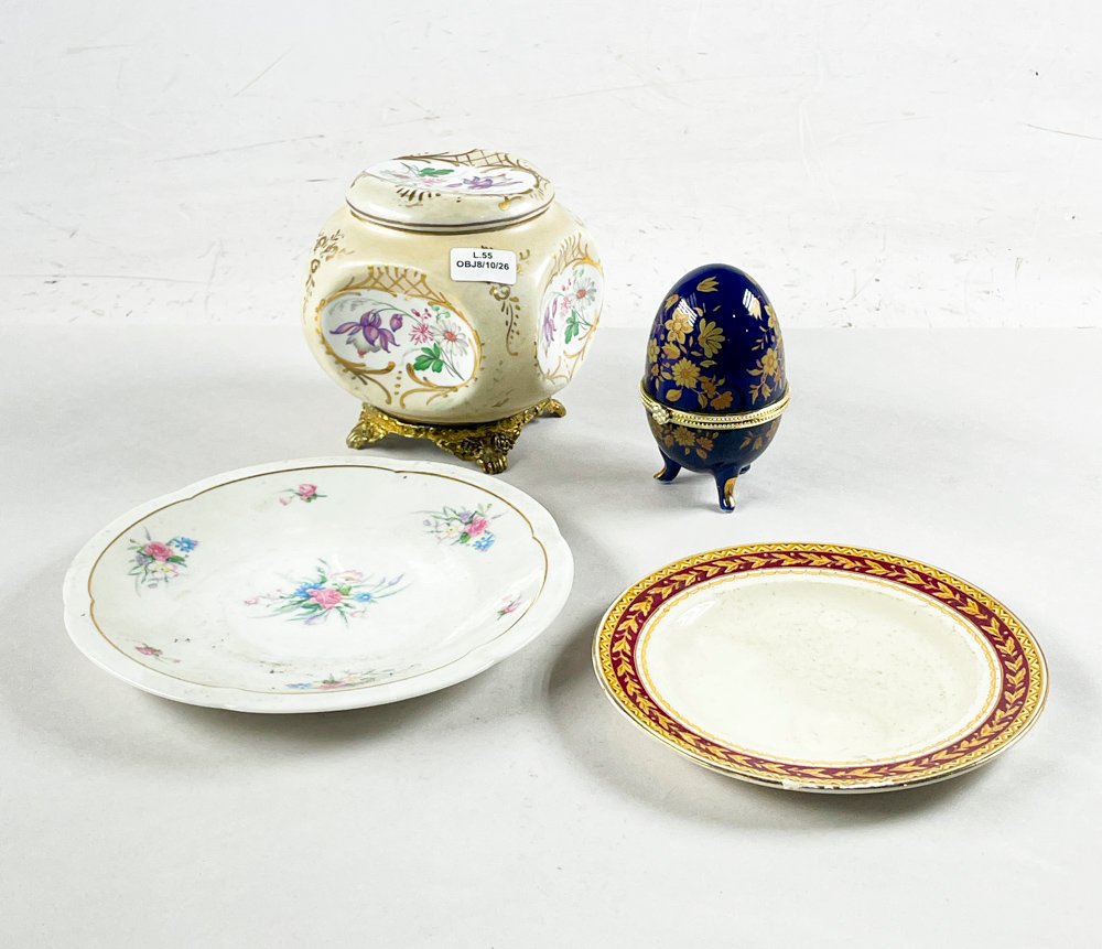 Cuatro piezas, cofre de huevos en porcelana, platos para postre Limoge e inglés, alhajero en porcelana