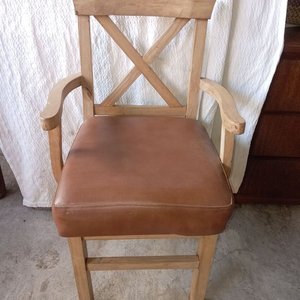 Lote anterior: Sillón de Comedor en Pino Brasil con Tapizado de Cuero