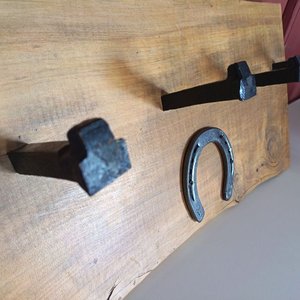 Perchero Artesanal Rústico de Madera con Herradura y Ganchos - imagen 4