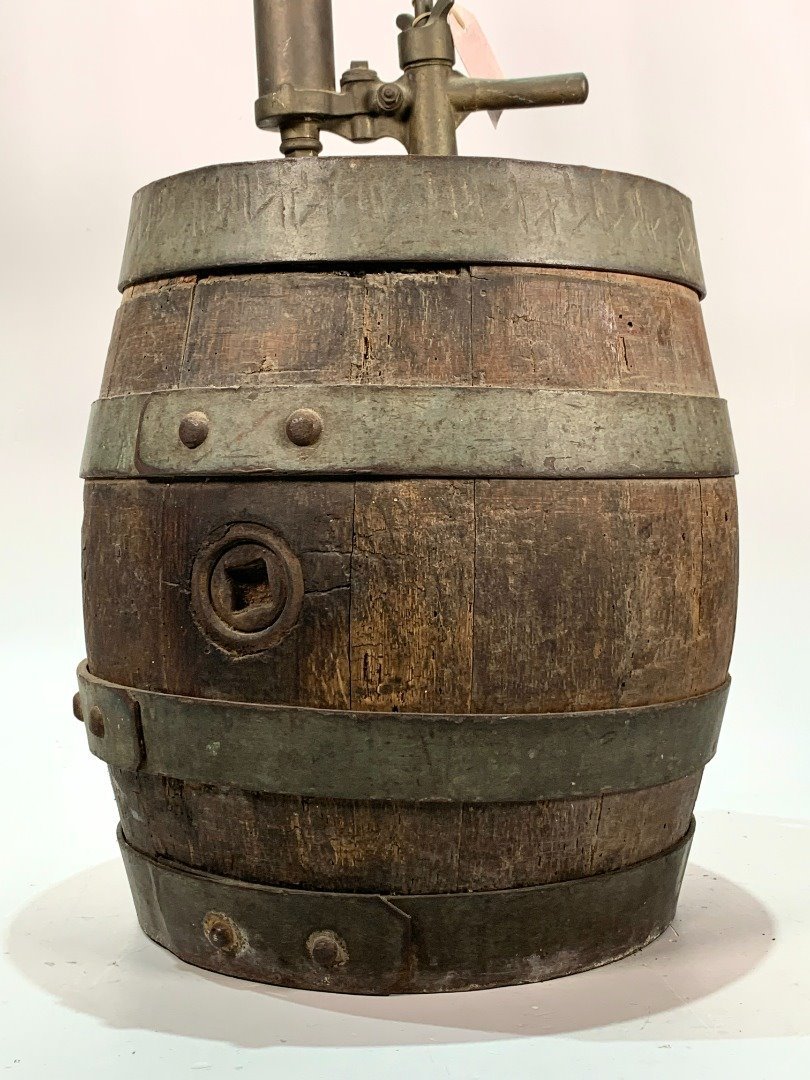 Barrel de cerveza en roble con bomba y monograma - imagen 3