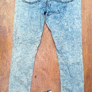 Lote de Ropa Femenina: Jeans con Tachas y Remeras Variadas - imagen 18