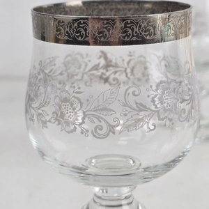 Lote de Copas y Vasos de Cristal Tallado y Dorado - imagen 6