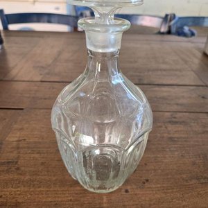 Jarra de Vidrio con Flores y Licorera Antigua con Tapón - imagen 3
