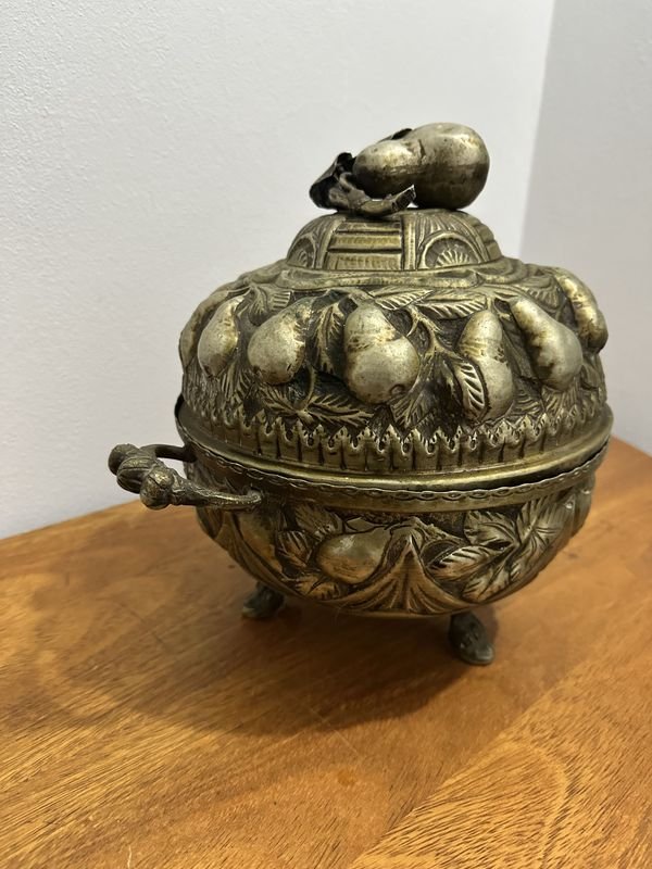 Centro de mesa bombonera de metal con detalles ornamentales - imagen 2