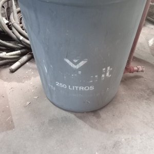 Tanque de Agua de PVC Gris 250 Litros con Tapa Agrietada - imagen 2