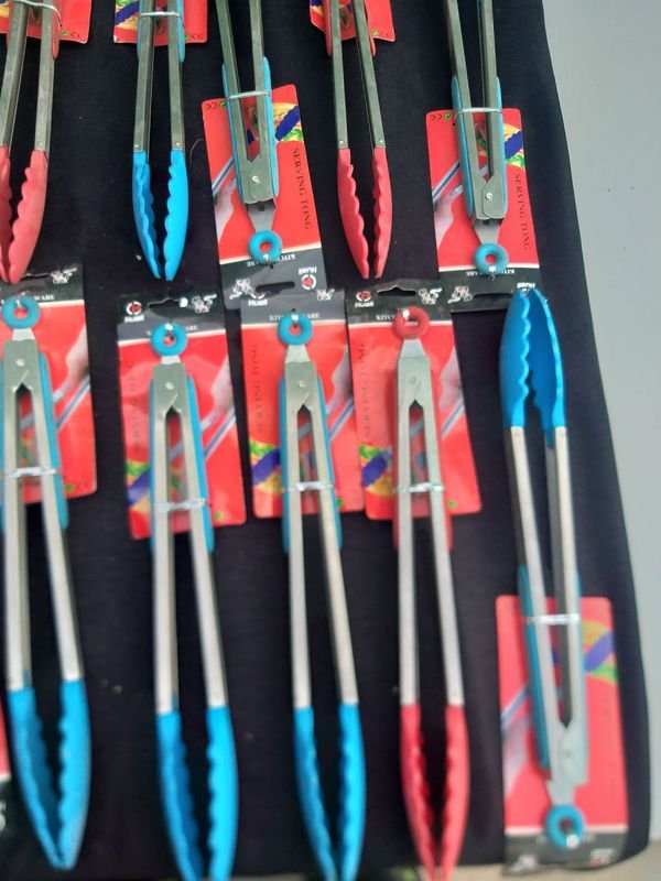 Set de 17 Pinzas para Ensalada de Acero Inoxidable con Mangos de Silicona - imagen 1