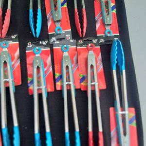 Lote siguiente: Set de 17 Pinzas para Ensalada de Acero Inoxidable con Mangos de Silicona