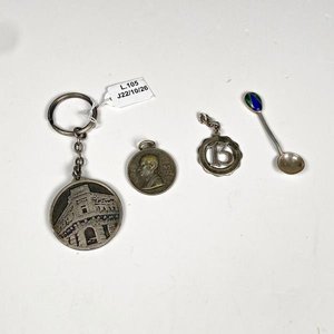 Lote anterior: Lote de 4 piezas de plata: medalla, llavero, colgante y cucharita