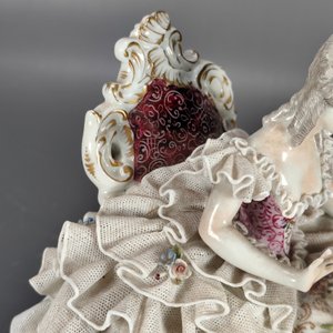 Figura de Porcelana Capodimonte: Dama con Perro y Detalles Florales - imagen 7