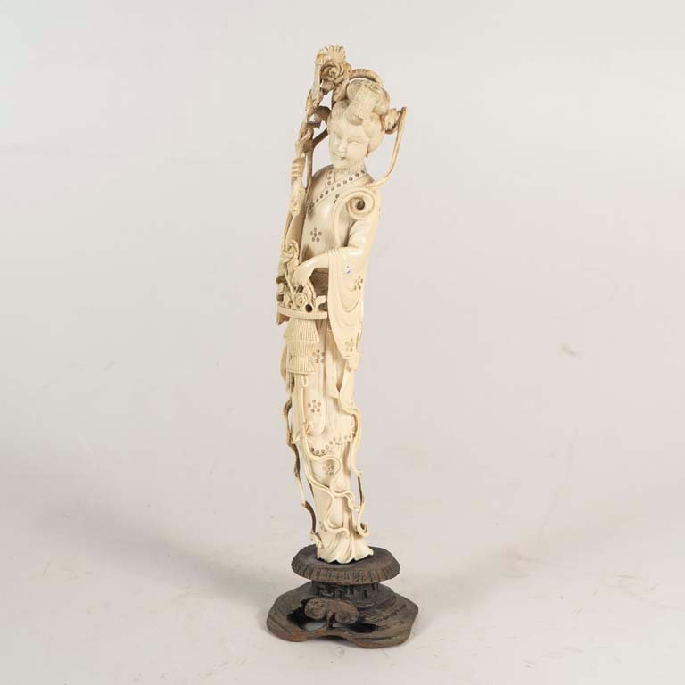 Lote siguiente: Talla marfil geisha restaurada - Medidas: 36,5cm