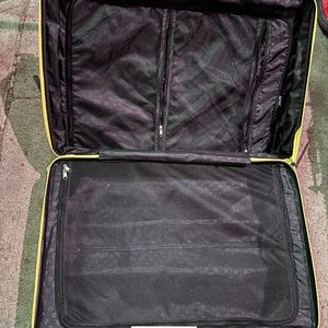 Valija Grande de Plástico Amarilla con Detalle en Cierre - imagen 3