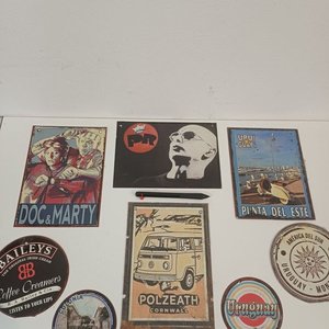 Lote siguiente: Lote de 8 Chapas Vintage: Patricio Rey, Doc & Marty, Baileys, Punta del Este y más