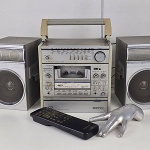 Radiograbadora Sanyo Vintage C7T con Parlantes y Control Remoto - imagen 1