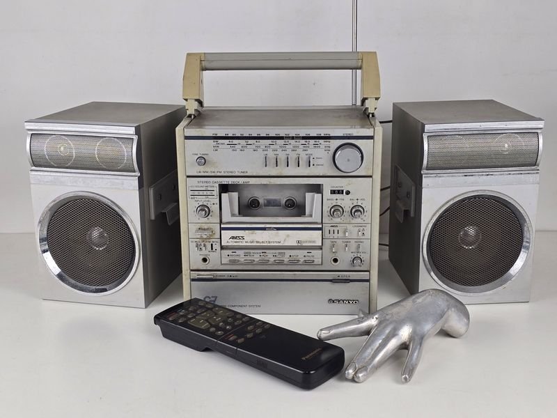 Radiograbadora Sanyo Vintage C7T con Parlantes y Control Remoto