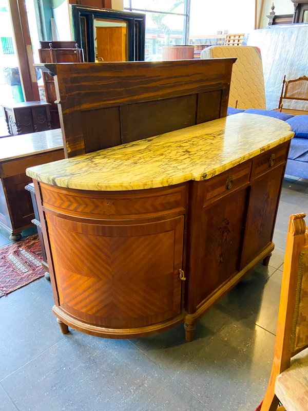 Mueble de madera con tapa de mármol