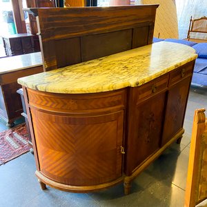 Lote anterior: Mueble de madera con tapa de mármol