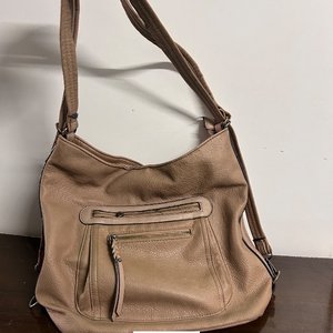 Cartera de Hombro y Mochila Convertible Color Beige - imagen 3