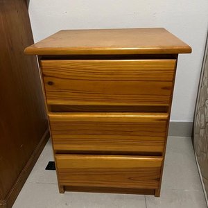 Mesa de Luz de Madera con 3 Cajones - imagen 3