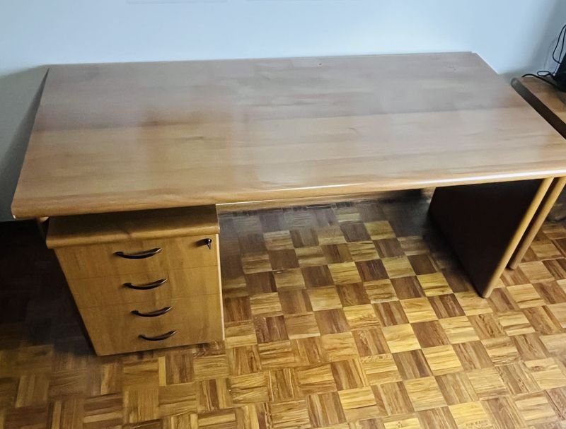 Escritorio y mueble cajonero de madera con cerradura - imagen 3