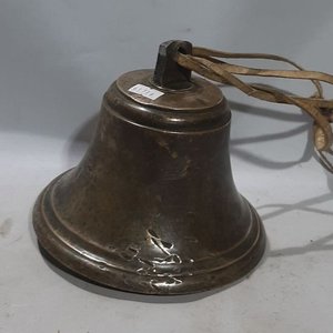 Lote anterior: Campana Antigua de Bronce con Soporte de Cuero
