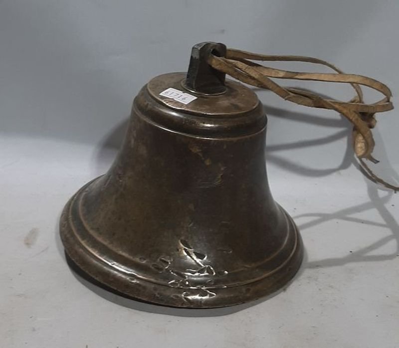 Campana Antigua de Bronce con Soporte de Cuero