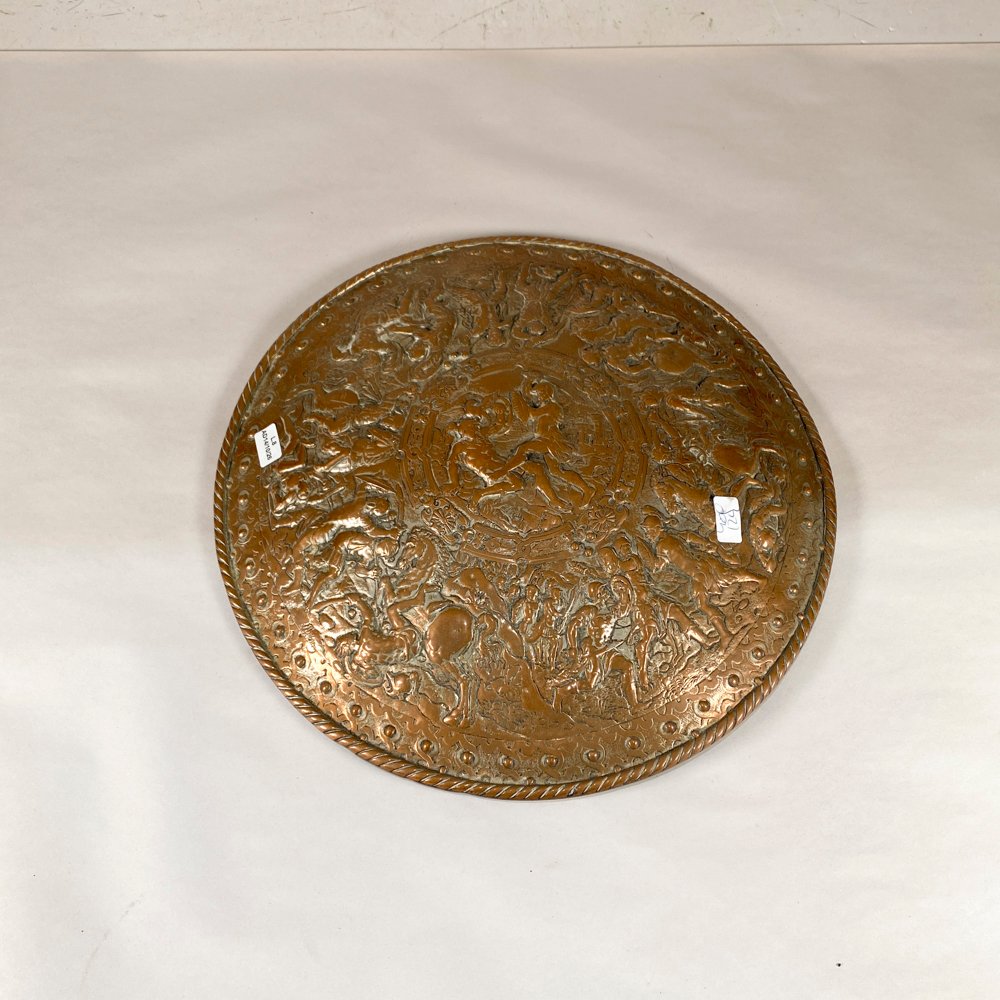 Colgante Circular de Cobre Repujado con Caballeros a Caballo - 37 cm