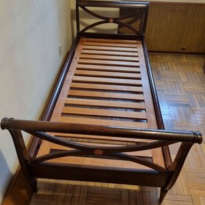 Elegante Cama de 1 Plaza Estilo Clásico en Madera Lustrada Oscura - imagen 2