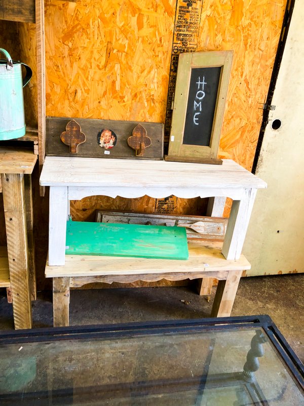 Mesa Auxiliar Rústica de Madera Clara con Estante Inferior