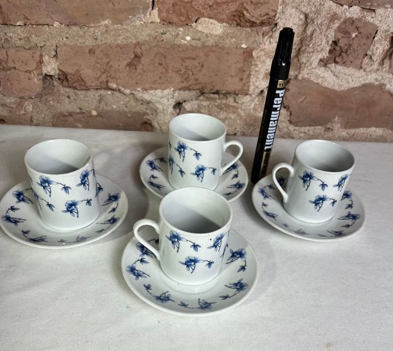 Juego de Café con 4 Pocillos y Platillos Decorados