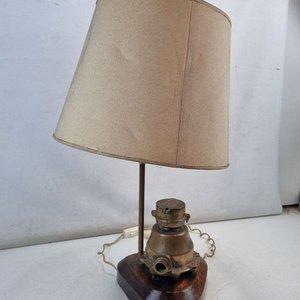 Lámpara de Mesa Diseño Único: Base de Medidor de Agua en Bronce y Madera Lustrada - imagen 7
