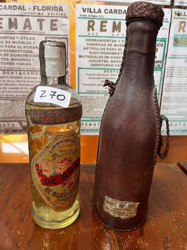 Botella de Anís Añejo De Rosas con Forro de Cuero y Tapa Tipo Porrón