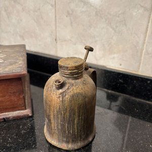 Cajita de Madera Antigua, Planchita de Hierro y Aceitera Metálica - imagen 3
