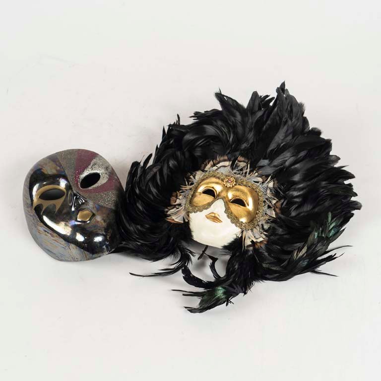 Lote siguiente: Máscaras venecianas de cerámica con plumas