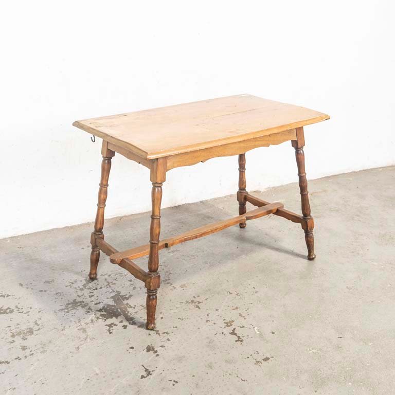 Lote siguiente: Mesa provenzal con patas torneadas para decorar el hogar