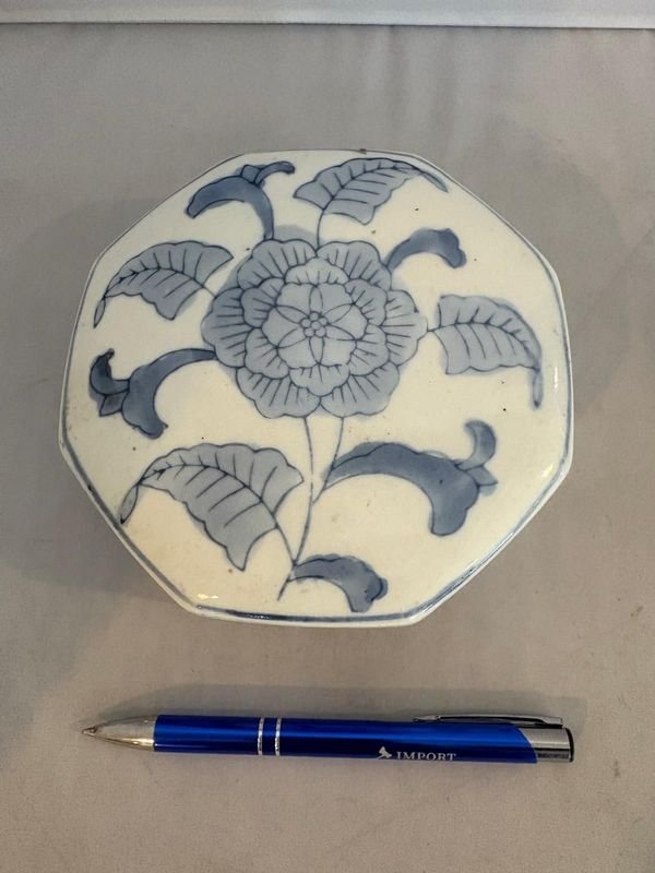 Lote siguiente: Plato azul y blanco con diseño de flores