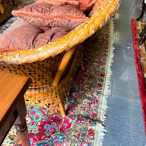 Sofá de mimbre con almohadones y mesa ratona de madera - imagen 5
