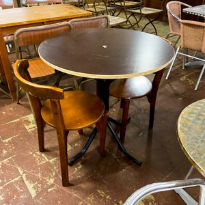 Lote siguiente: Mesa Redonda y Sillas de Madera para Comedor o Cocina