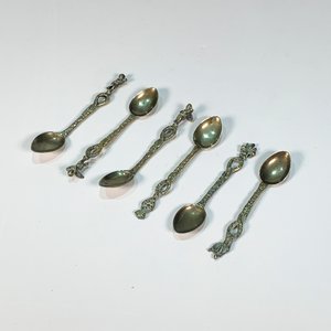 Lote siguiente: Seis Cucharitas de Metal para Café con Cabo Labrado y Decoración de Querubines