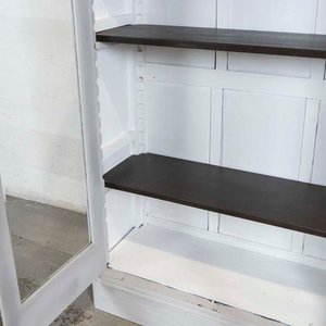 Vitrina Gris de Dos Puertas de Vidrio con Detalles y Averías - imagen 3