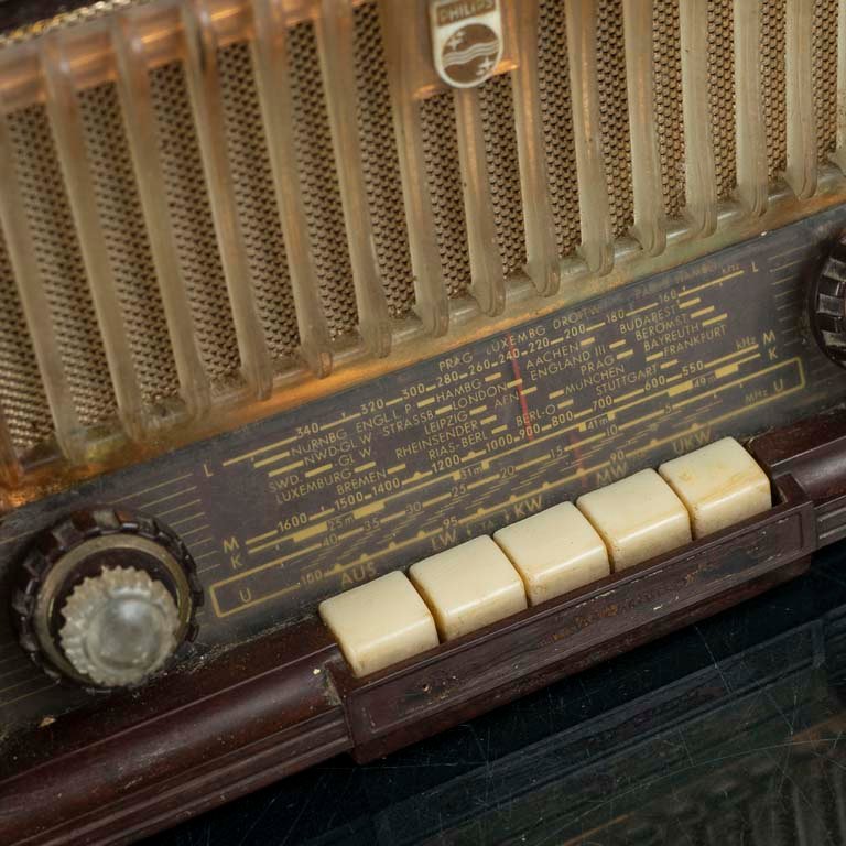 Radio antigua Philips en buen estado - imagen 2