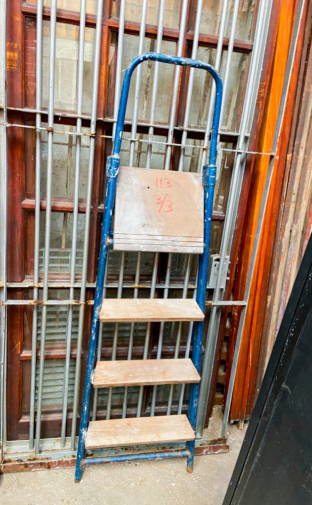Lote anterior: Escalera de caño azul con tres escalones de madera