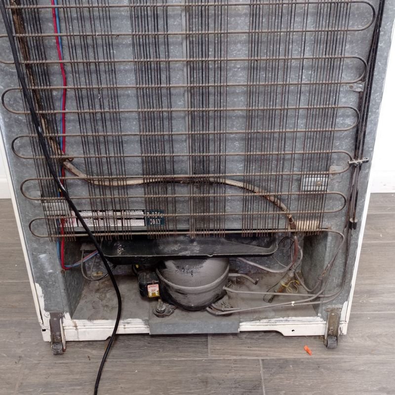 Heladera con freezer blanca marca Frigidaire - imagen 7