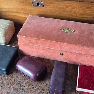 Lote de Cajitas y Joyeros Antiguos de Madera y Terciopelo - imagen 2