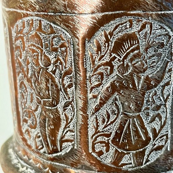 Jarra iraní antigua en cobre cincelada con motivos de cazadores y animales - imagen 2