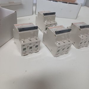 Caja con 4 Llaves Térmicas Trifásicas TQC de 25 Amp - imagen 3
