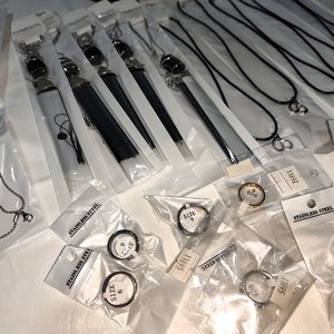Lote de 50 Piezas de Joyería Surtida en Acero Quirúrgico: Collares y Anillos - imagen 4